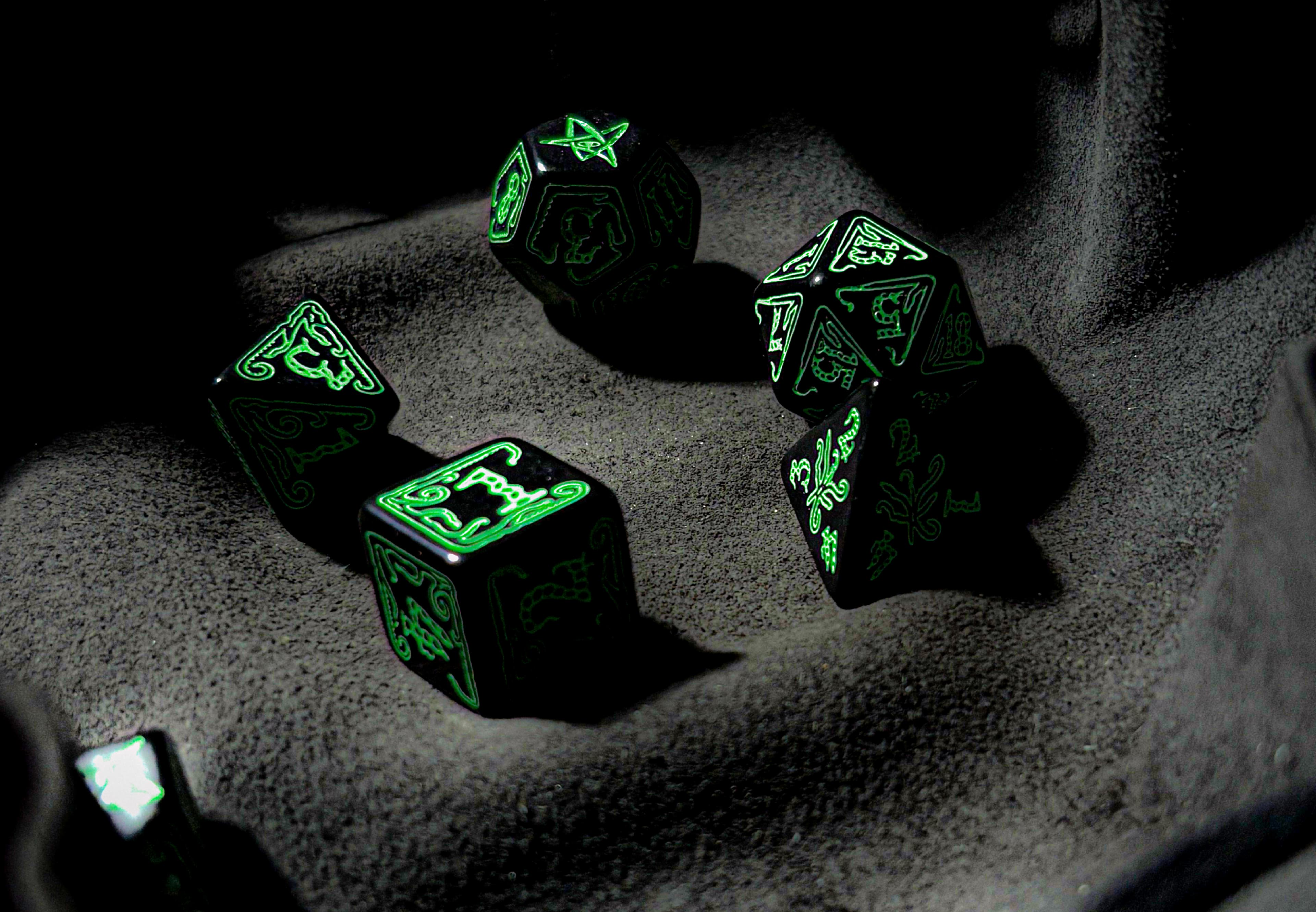 Dés de jeu de rôle dans un plateau