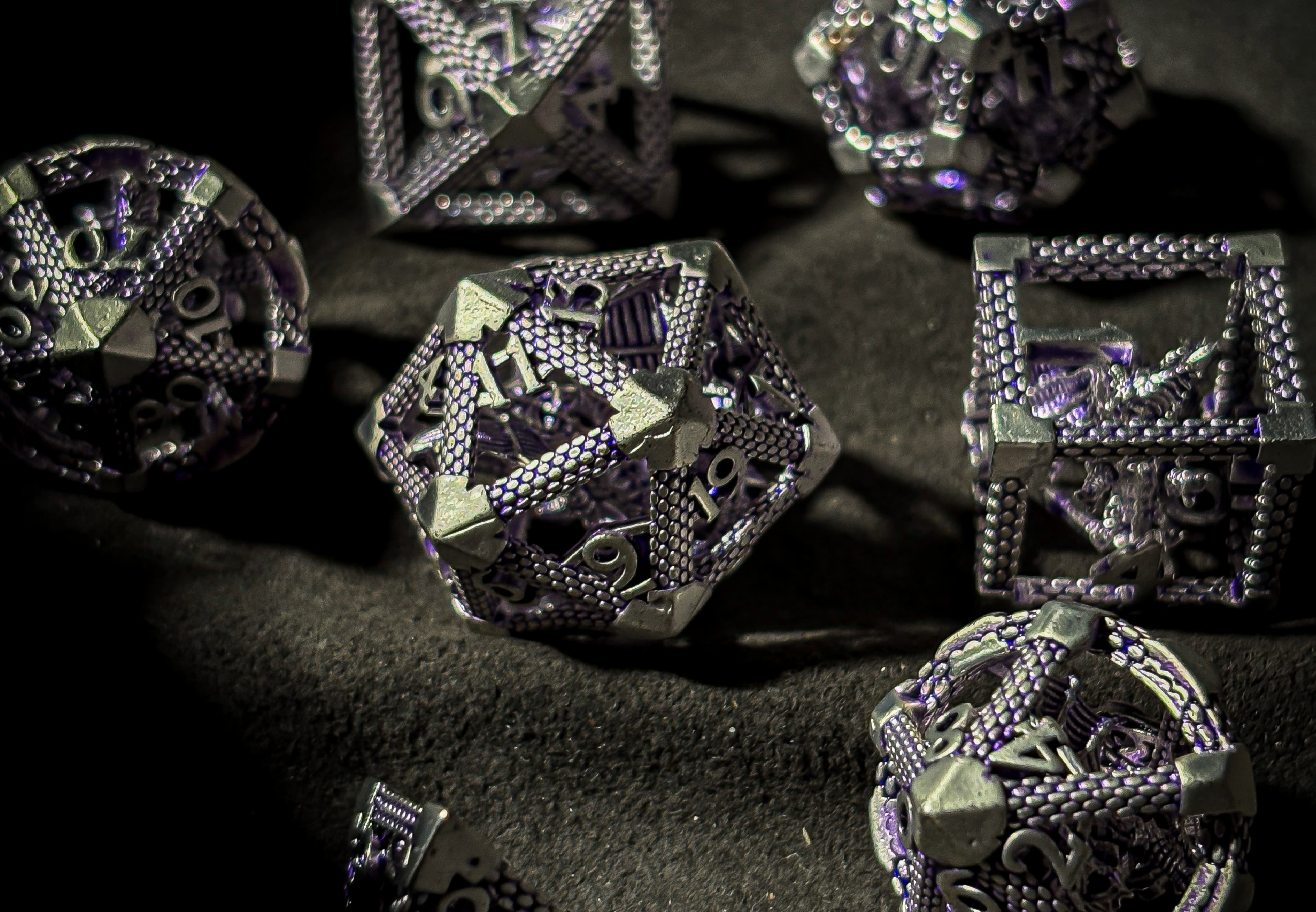 Dés de jeu de rôle en métal ouvragé