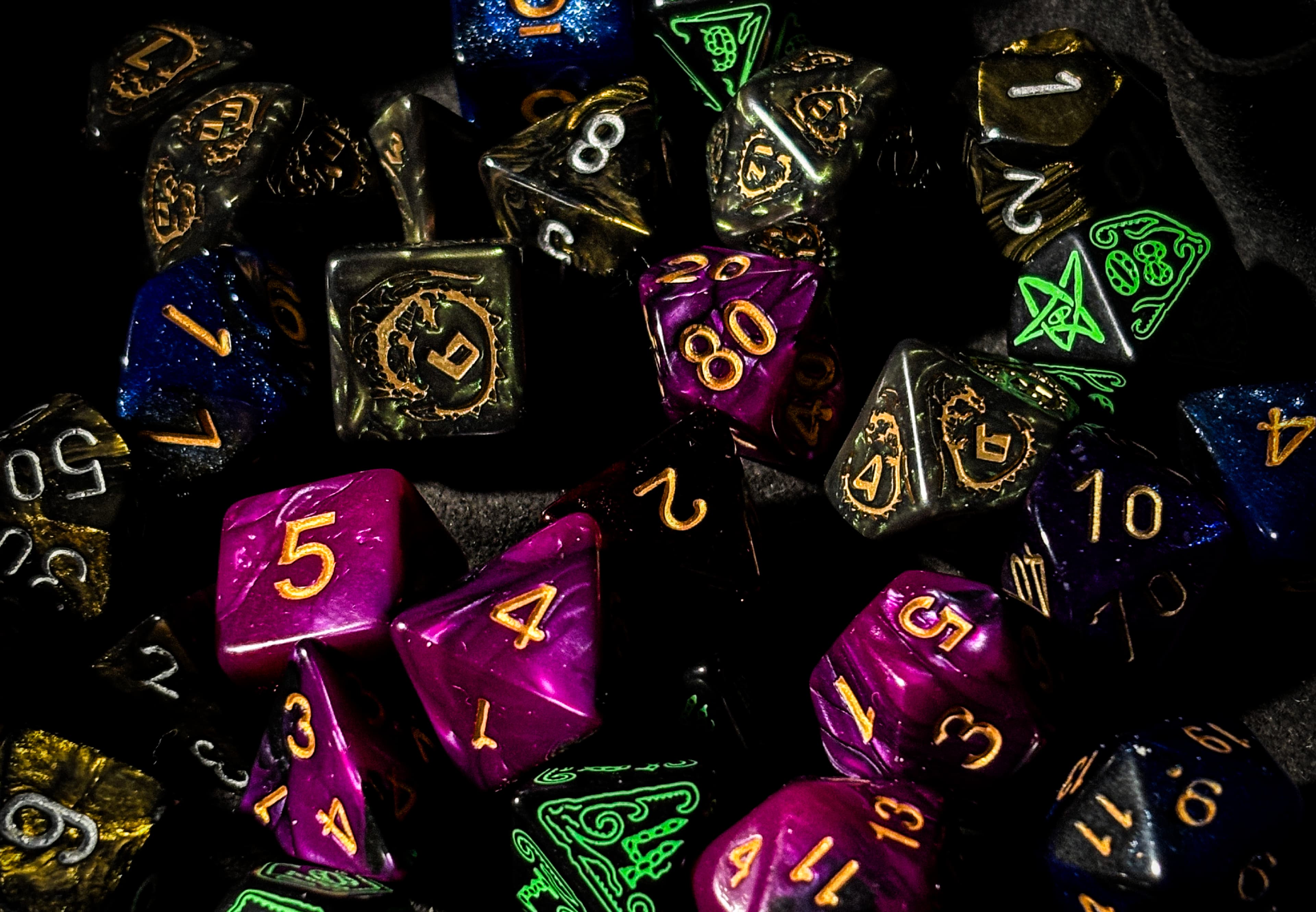 Dés de jeu de rôle colorés