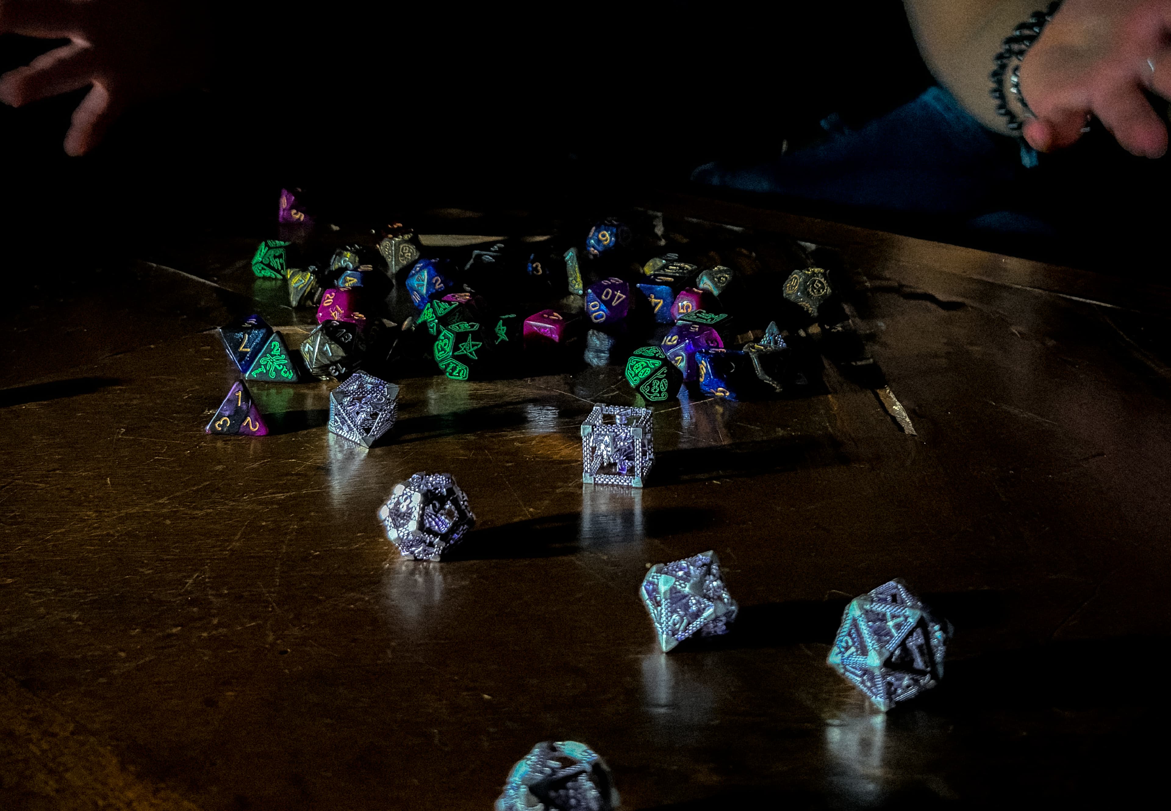 Dés lancés sur une table de jeu